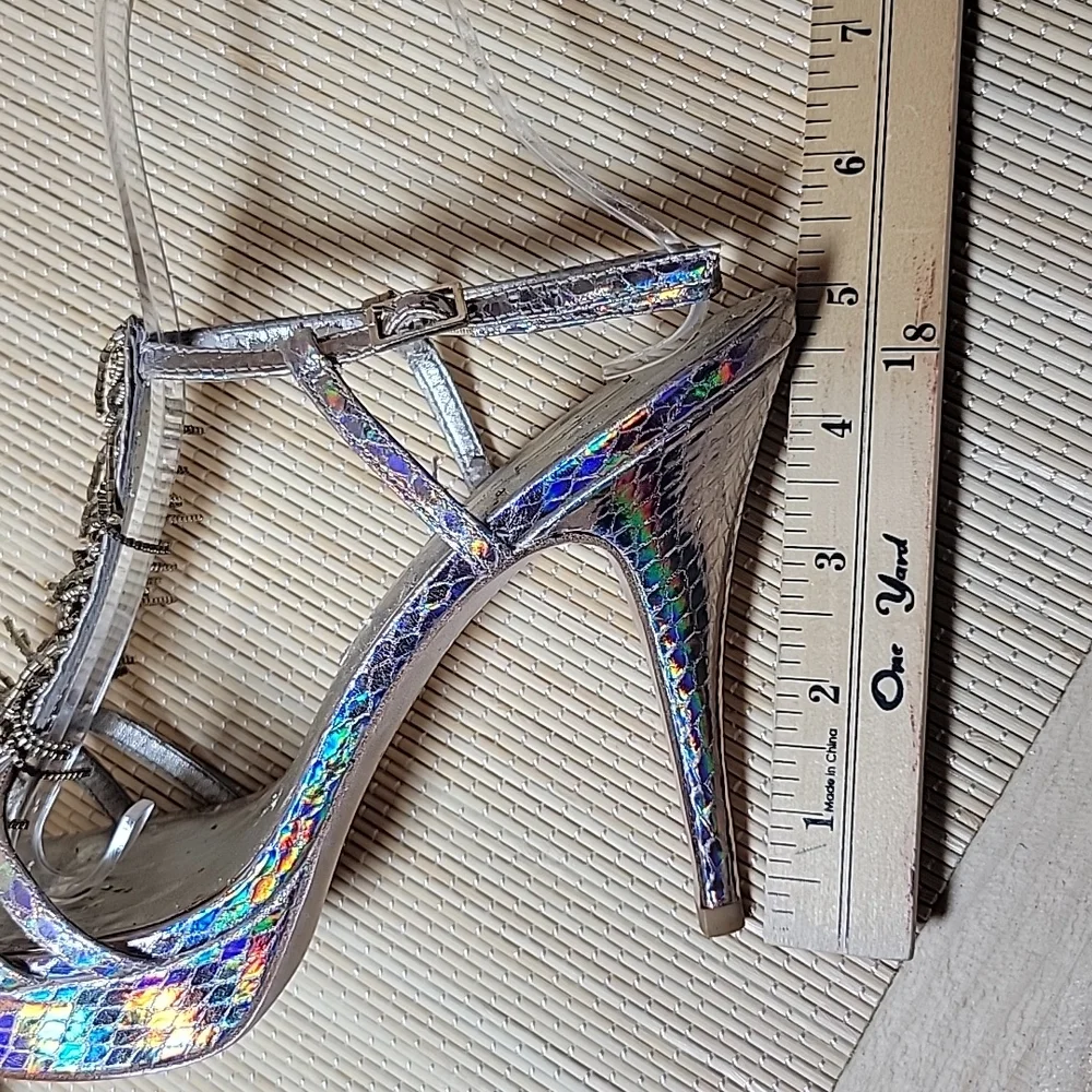 Pella Moda sz8.5 Silver Beaded Platform Heels